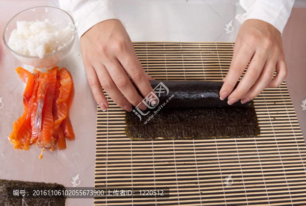 用鮭魚做壽司卷