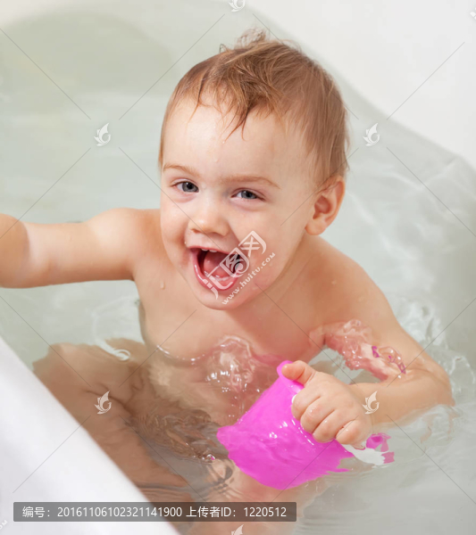 幼兒在浴缸里洗澡