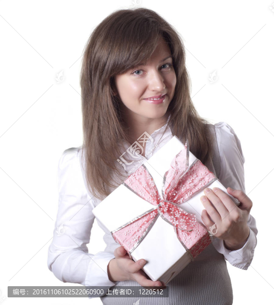 年輕的微笑的女人拿著禮物