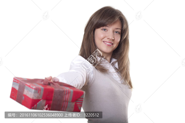 年輕的微笑的女人拿著禮物