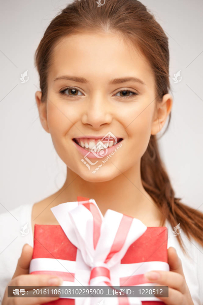 快樂的少女與禮品盒
