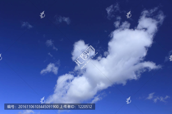 藍(lán)色天空中的云