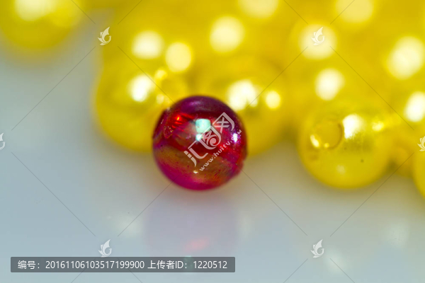 紅色和黃色的珠子