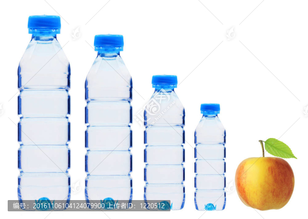 塑料瓶與水和蘋果與綠色的葉子孤立在白色