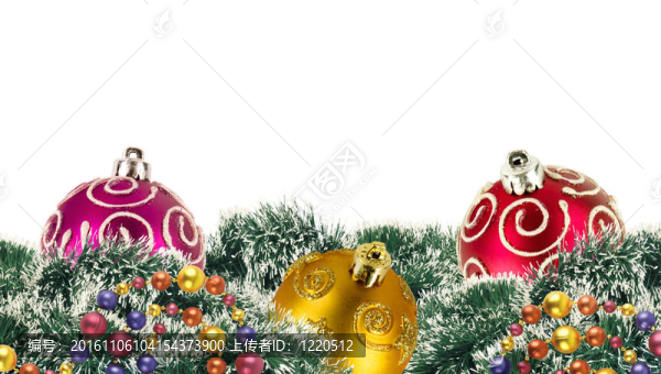 白色背景綠色新年樹上的七彩圣誕球