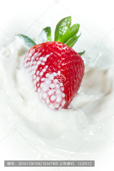 草莓濺到牛奶