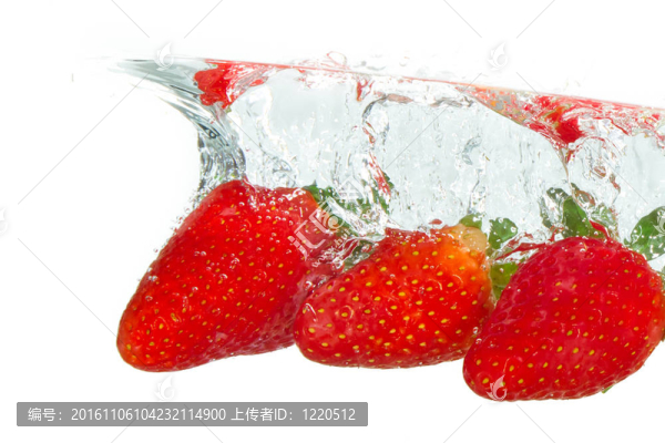 水中的草莓