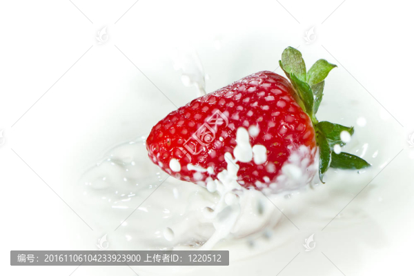 草莓濺到牛奶