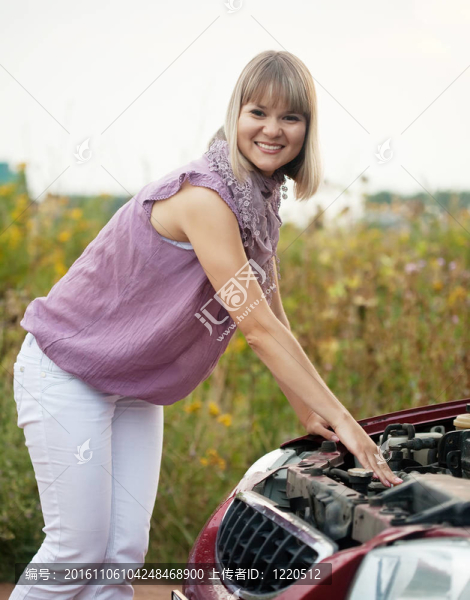 女人用她壞了的車