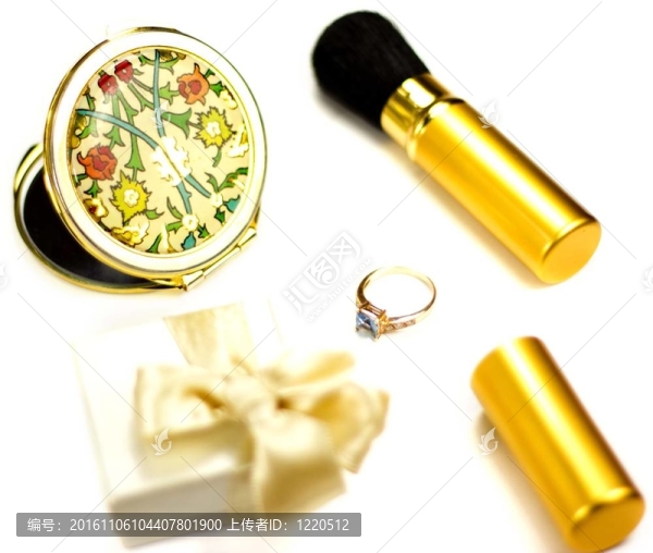 鏡；刷腮紅；小禮品盒和金戒指在白色背景