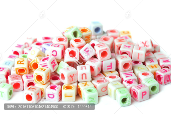 許多小立方體珠字母；充分的看法；孤立的白色