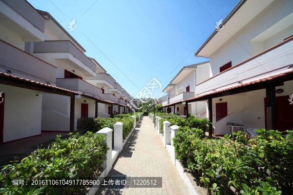 兩層白色小屋的小街道
