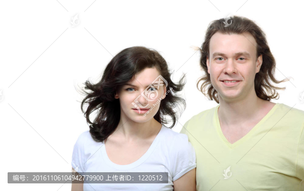 一對相愛的年輕夫婦的畫像，他們肩并肩地站著