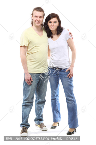 穿牛仔褲的年輕夫婦；男孩和女孩；站在一起擁抱