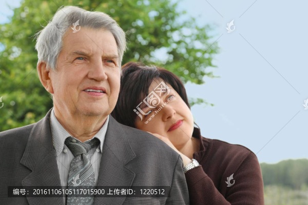 老前輩的畫像；他的成年女兒倚靠在他的身上