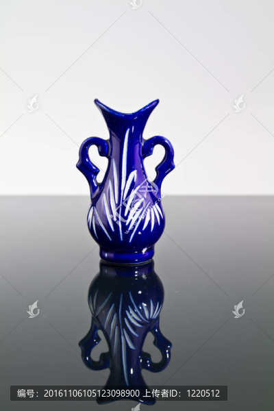 鏡子上的藍色花瓶