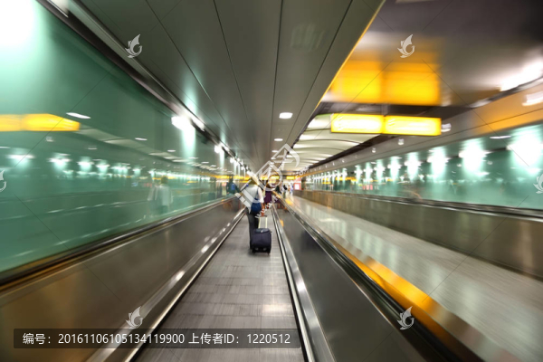 人們走進(jìn)長長的綠色通道，在飛機(jī)上登機(jī)