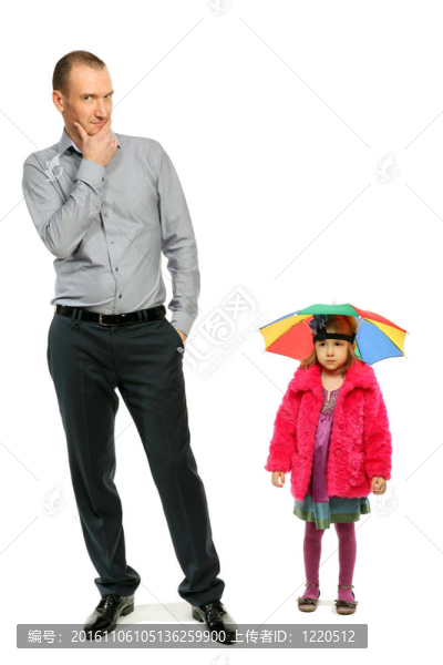 體貼的商人站在時髦的小女孩之外