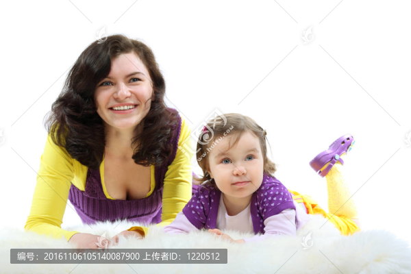 幸福的母親穿著彩色的衣服和笑著的小女兒