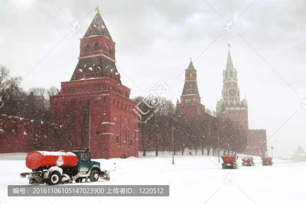 四除雪機(jī)的卡車在Kremlin路附近的鐘聲