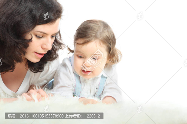 體貼的母親和她的小女兒躺在白色蓬松