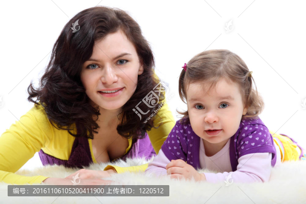 幸福的母親穿著彩色的衣服，笑著的小女兒