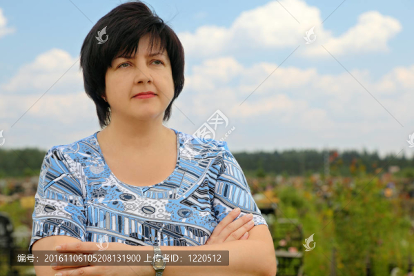 黑發(fā)女人豐滿成熟女人的畫像嚴(yán)重；雙手交叉；