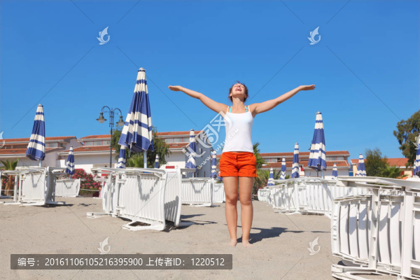 白襯衫站在海灘附近的酒吧和UM的年輕女子