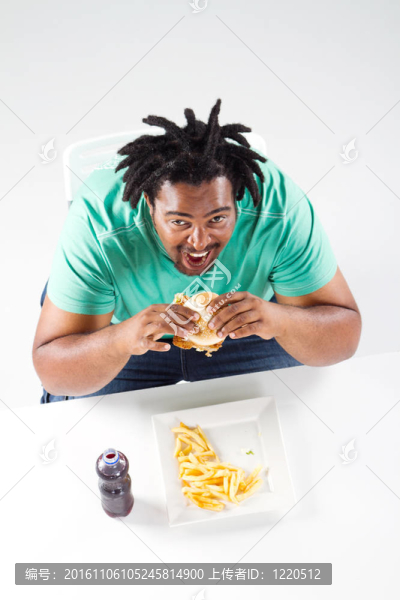非洲男人吃的俯視圖