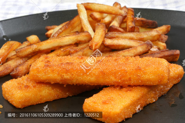 魚手指上有芯片在平底鍋上