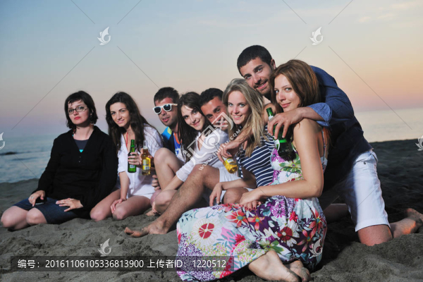 一群年輕人在海邊享受夏季派對
