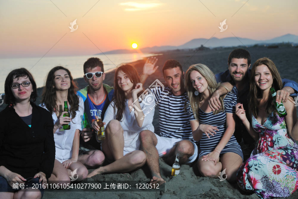 一群年輕人在海邊享受夏季派對