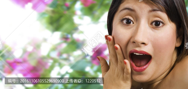 驚訝的女孩在陽光下的戶外