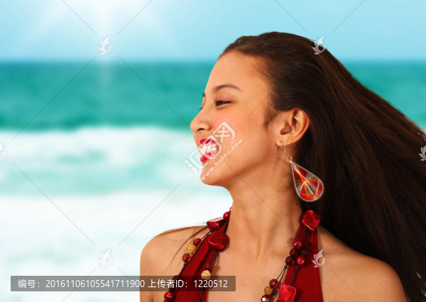 輕松愉快的女孩在海邊度假