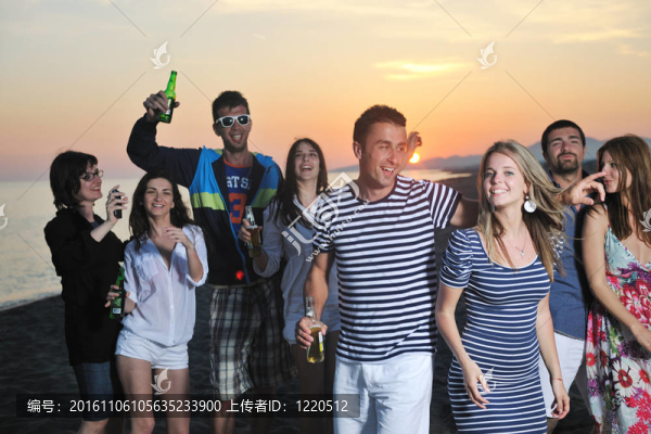 一群年輕人在海邊享受夏季派對(duì)