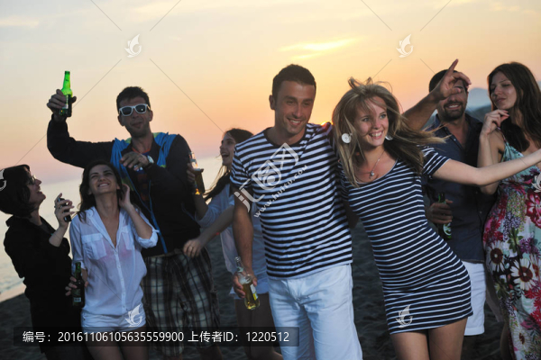 一群年輕人在海邊享受夏季派對(duì)