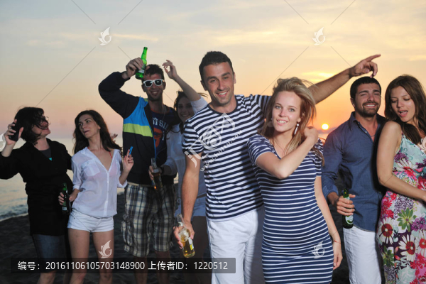 一群年輕人在海邊享受夏季派對(duì)