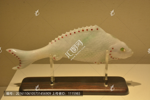 清代翡翠嵌珠寶魚式盒