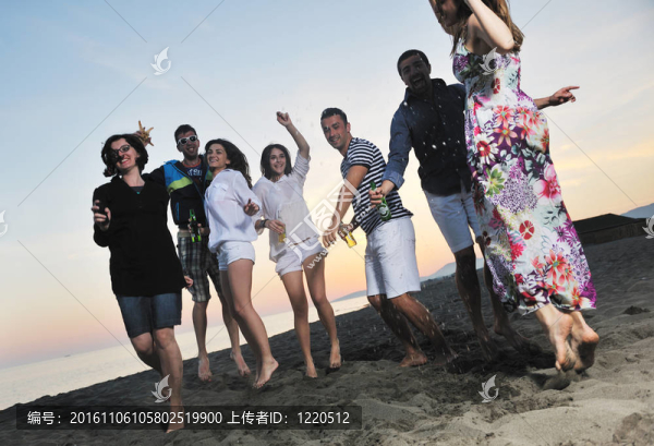 一群年輕人在海邊享受夏季派對(duì)