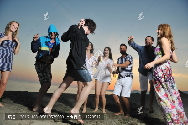 一群年輕人在海邊享受夏季派對