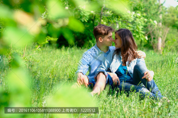 浪漫的年輕夫婦