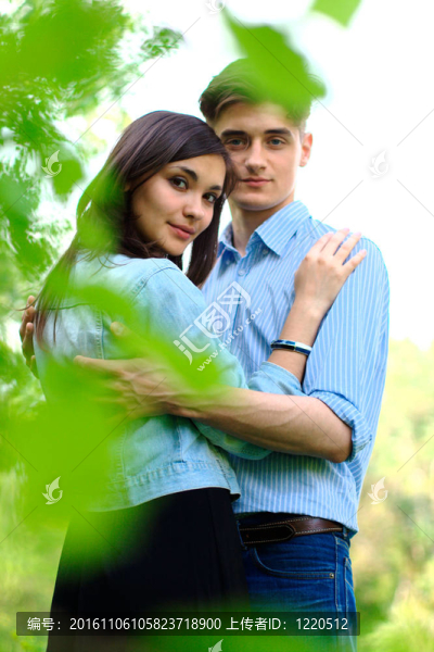 浪漫的年輕夫婦