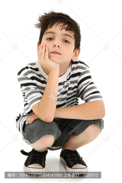 看表情休息的男孩