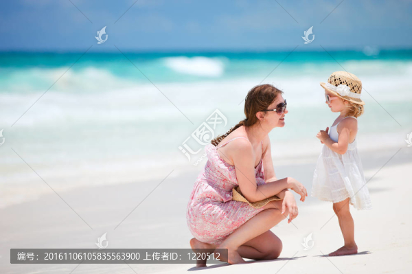 母親和女兒在度假