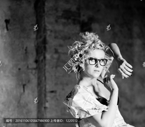 報紙上的金發(fā)女人