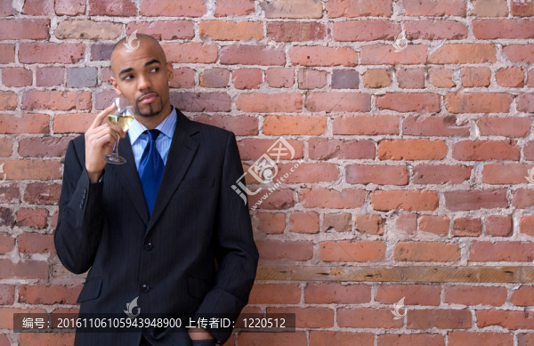 年輕商人想了想，手里拿著一杯酒