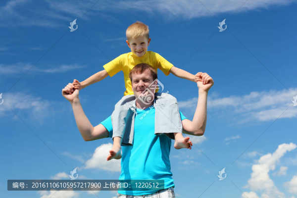父親帶兒子在夏天的戶外活動