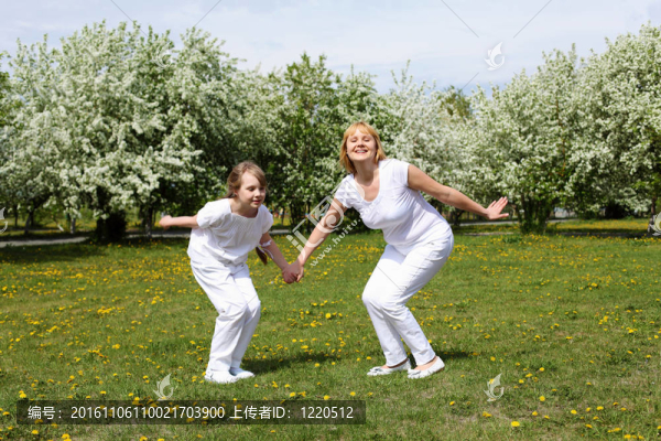 帶媽媽的女孩在春天公園