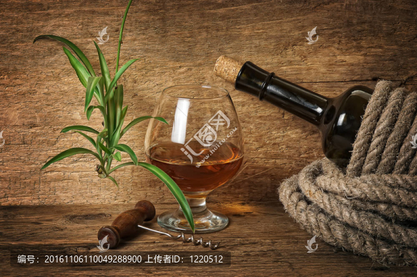 一瓶用繩子裹著的酒