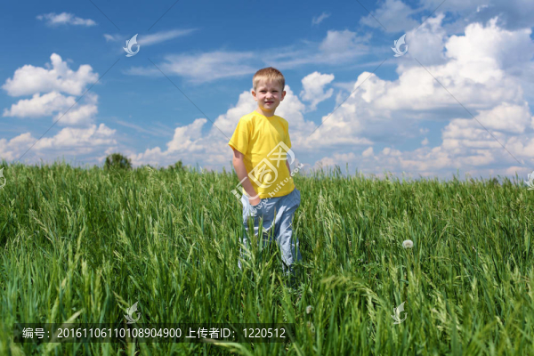 小男孩在戶外